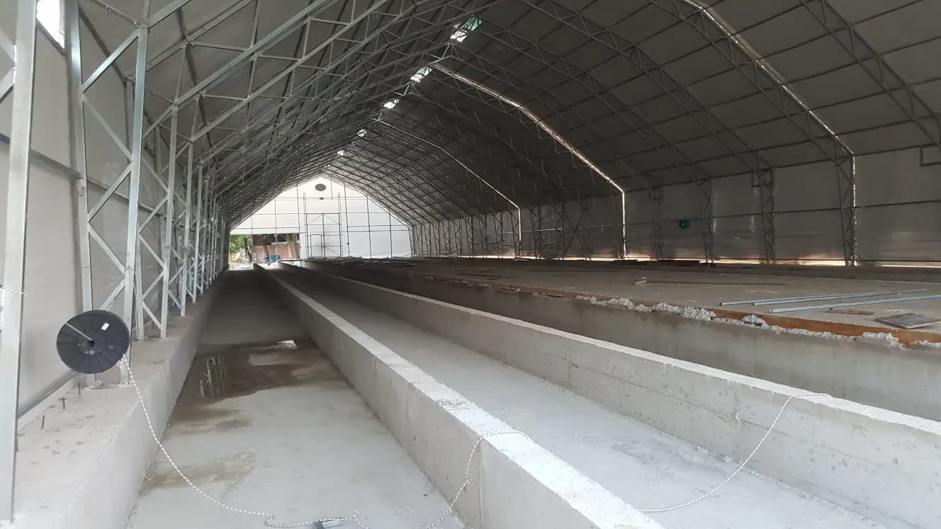 Cattle housing tent