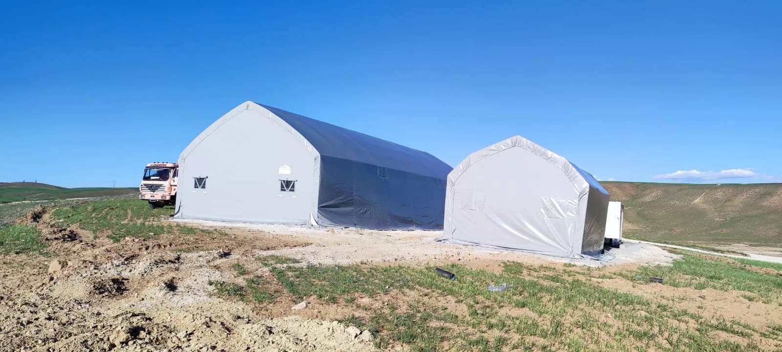 Cattle housing tent